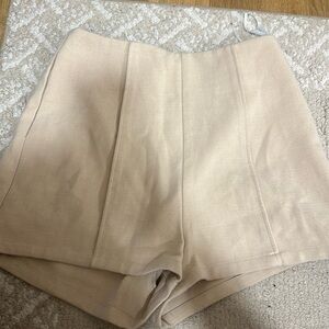 NWOT Beige shorts with pockets